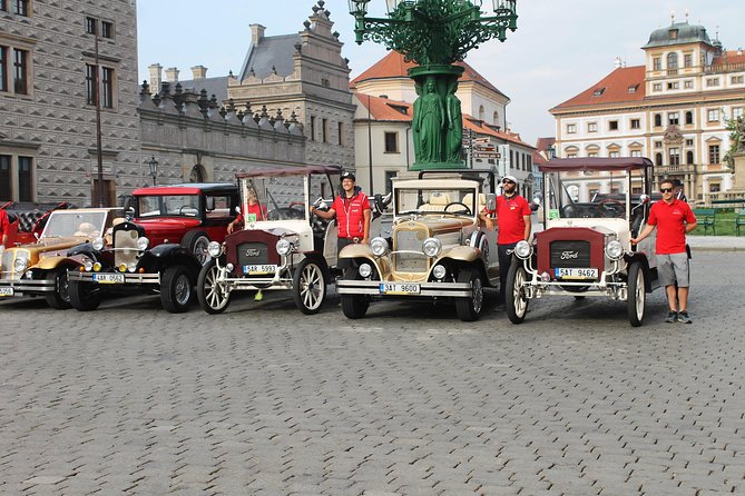 1,5 hour oldtimer convertible Prague sightseeing tour - Modern Prague Stops: Dancing House and the Golden-Roof National Theatre