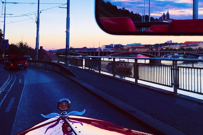 1,5 hour oldtimer convertible Prague sightseeing tour - Jewish Quarter and Prague Castle Area: Old-New Synagogue and Loreta