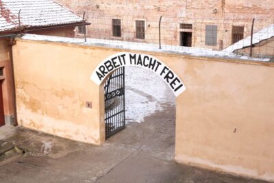 From Prague: All-inclusive Bus Tour to Terezin Memorial - Getting to the start: the Pařížská Street yellow kiosk