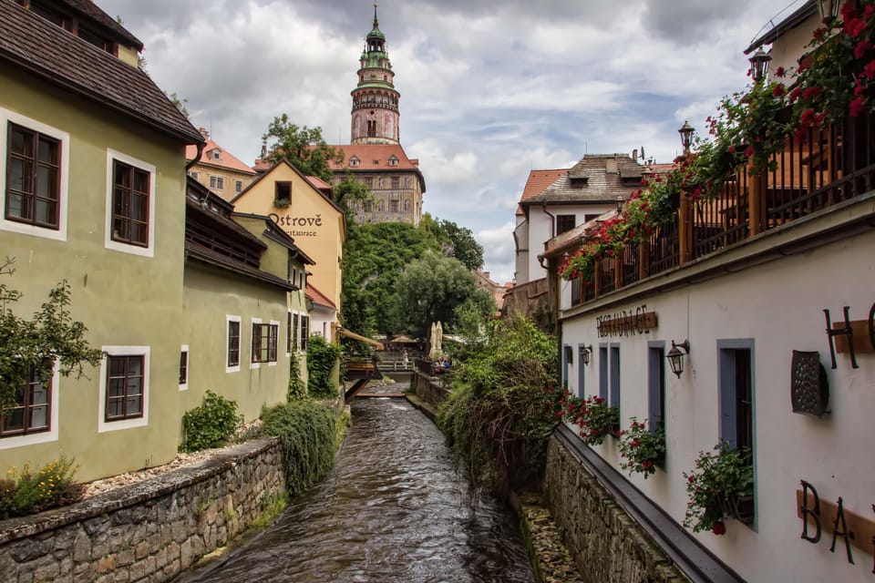From Prague: Český Krumlov Full-Day Tour with Pickup - The castle area walking tour: stories you can see