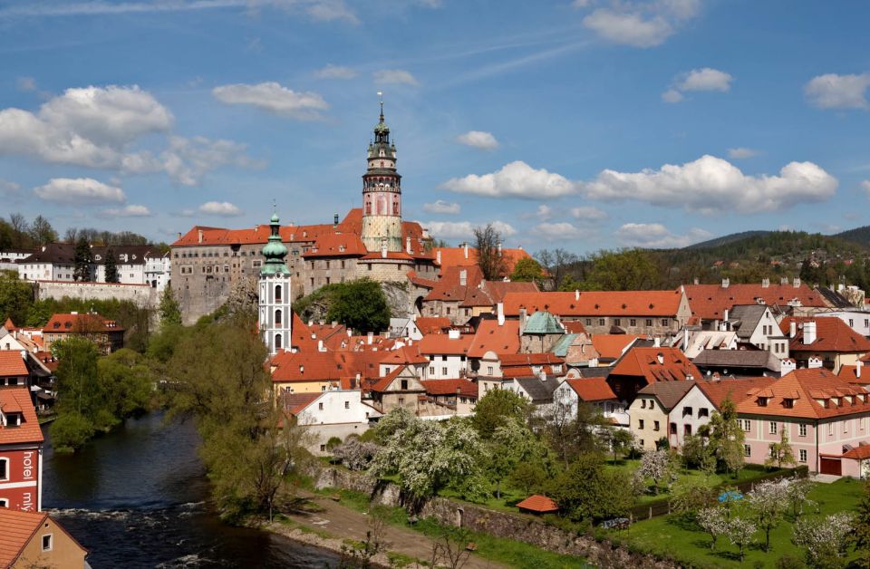 From Prague: Full-Day Český Krumlov Tour with Lunch - Getting there on time: meeting at Parížská street with a yellow kiosk
