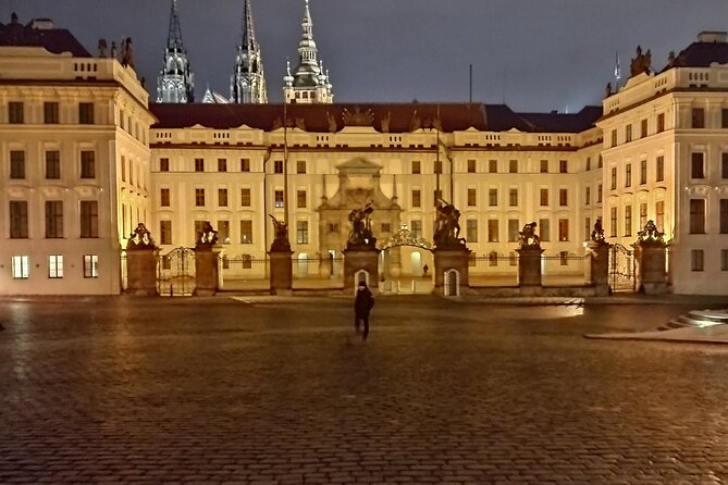 Guided Old Town & Jewish quarter Walking Tour Prague (Tip-based) - Stop-by-stop: peeing sculptures, the narrow street, and Lennonova zeď