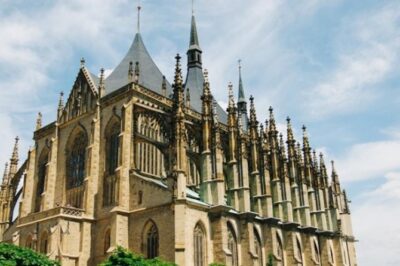 Kutna Hora Day Tour Including Sedlec Ossuary from Prague - From Týnská to the station: how the morning orientation works