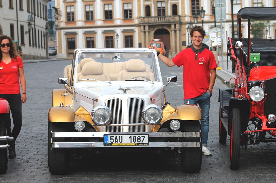 Prague: 1-Hour Vintage Car Tour - The live guide: what you gain from hearing it in real time