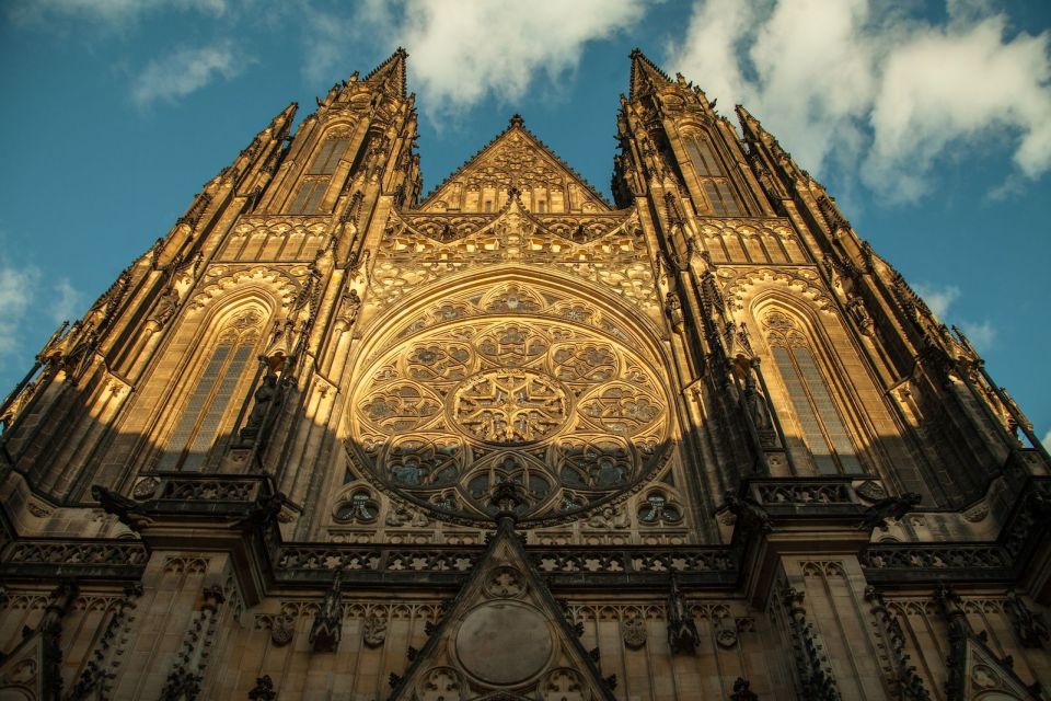 Prague: 3-Hour Old Town and Prague Castle Tour in German - Josefov (Jewish Quarter): synagogues exteriors and the weight of the streets