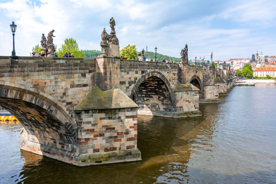 Prague: 3-Hour Old Town and Prague Castle Tour in German - Prague Castle grounds without ticket hassles: gardens, Golden Lane, and St. Vitus exteriors