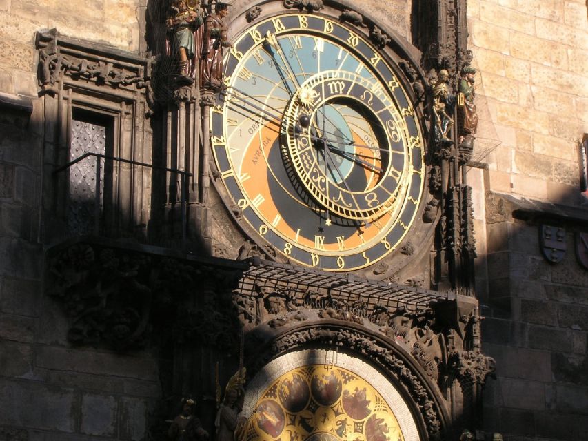 Prague: 3-Hour Old Town and Prague Castle Tour in German - The ending at St. Wenceslas vineyard: a viewpoint finish that helps