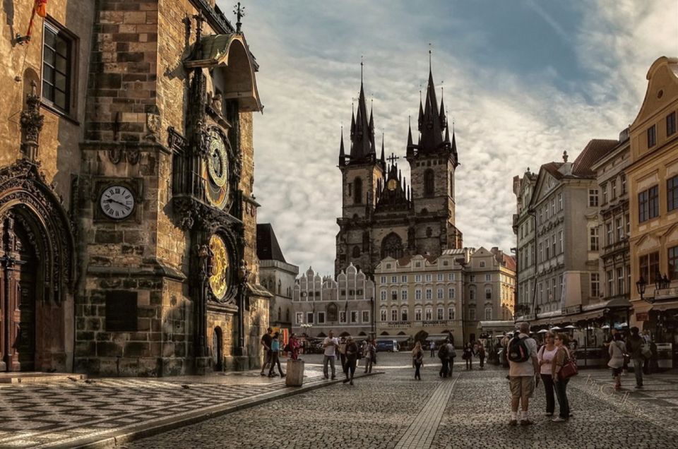 Prague 3-Hour Sightseeing Tour by Electric Bike - Up to the Castle district: riding close, then walking your bike through