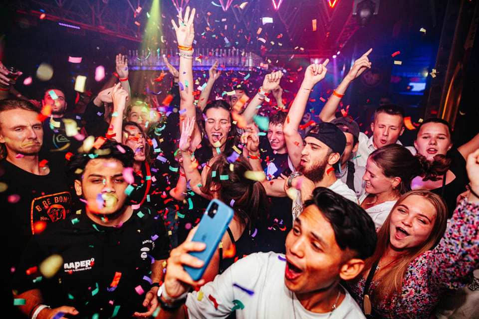 Prague: Boat Party with Unlimited Drinks & After Party Entry - Where you meet and what your timing should look like