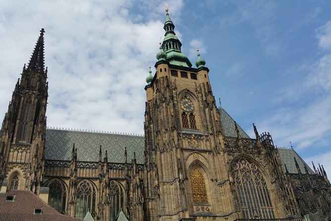 Prague Castle and Lobkowicz Palace entrance tickets - Getting your tickets right: meeting point, lines, and wrong doors