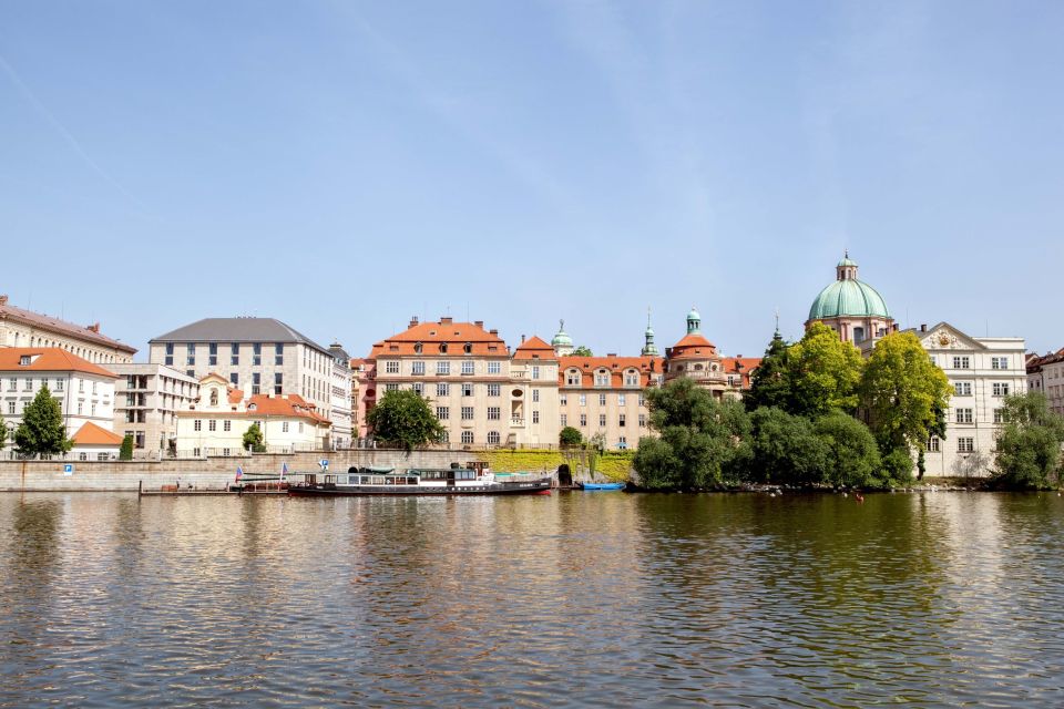 Prague Cruise: 1-Hour on the River Vltava - Staff, atmosphere, and how to use the crew’s help