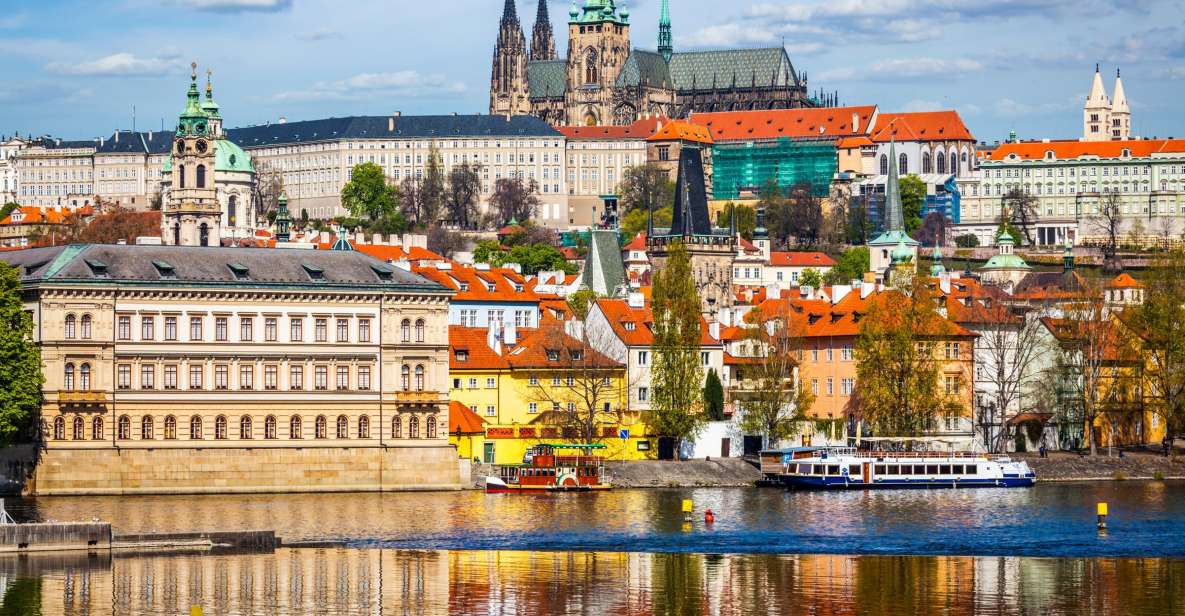 Prague: Full-Day Tour with Lunch and River Boat Cruise - Lunch in the middle of the day: where you stop being a tourist for a bit
