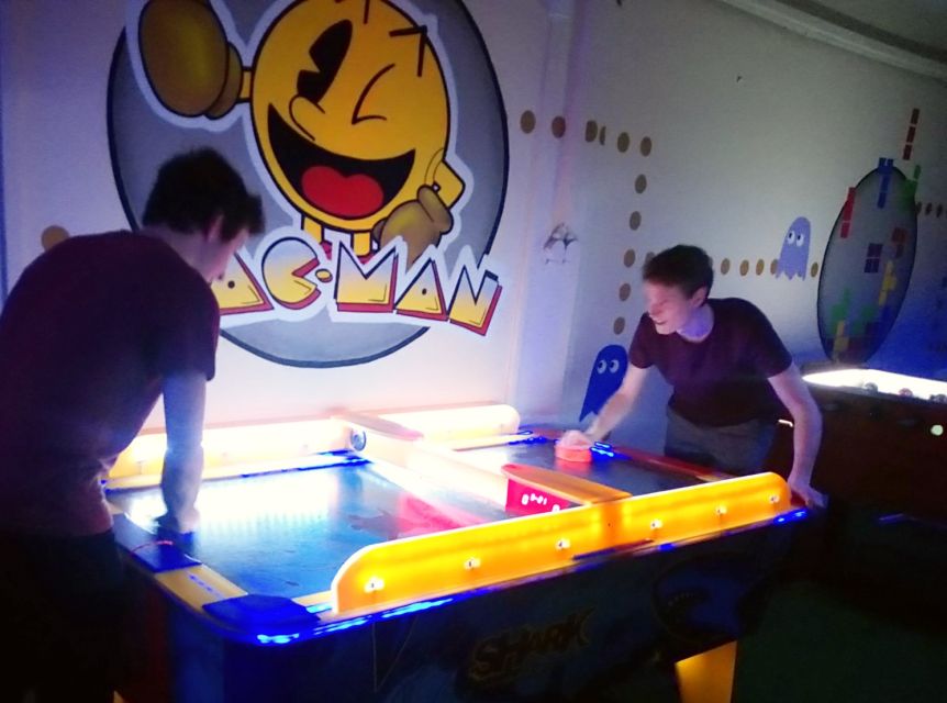 Prague: Glow Golf Mini Golf Game by UV Light - Food and Drinks: What’s Included vs. What You’ll Pay For