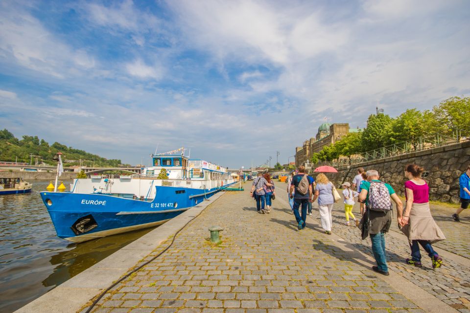 Prague: Guided Bus & Walking Tour with River Cruise & Lunch - Old Town Square in 75 minutes: enough time to catch the rhythm