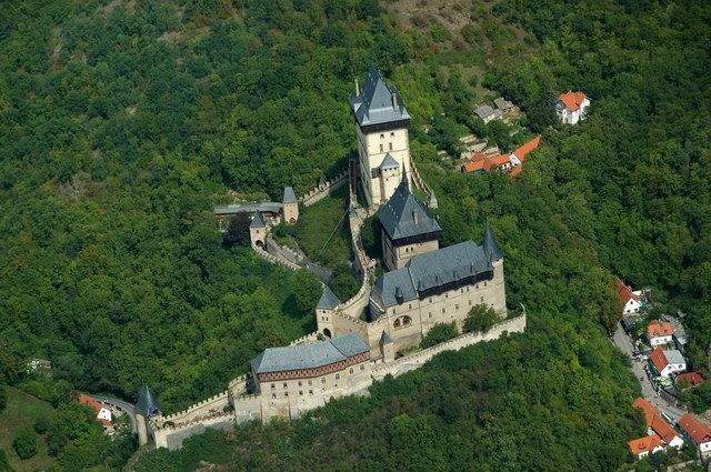 Prague: Karlštejn Castle Guided Tour with Entry Ticket - The hour inside Karlštejn: what you’ll actually get from the guide