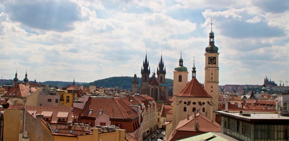 Prague: Old Town and Jewish Quarter Guided Walking Tour - Language and guide style: what to expect from the human side