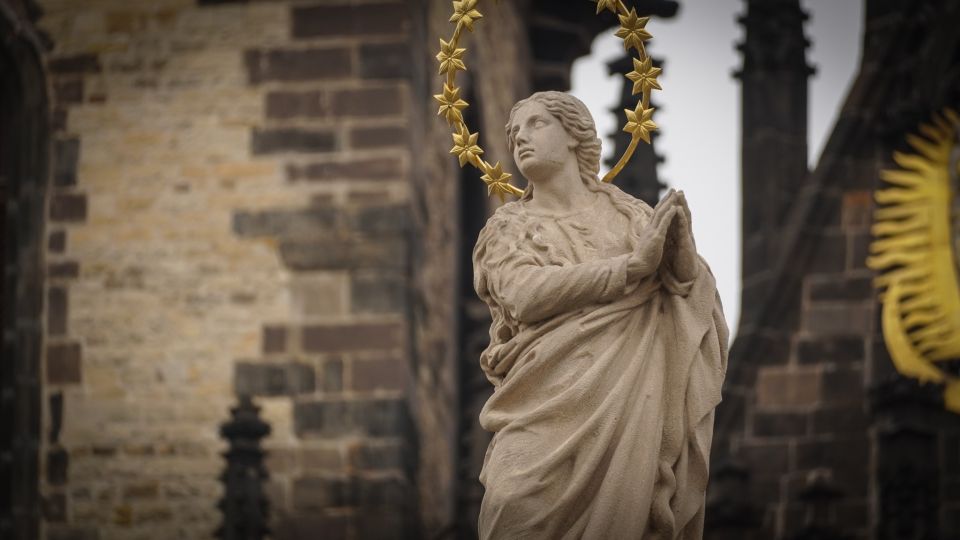 Prague: Old Town Highlights & Hidden Gems Guided Tour - Prague Old Town: 65 Minutes That Actually Explains the City