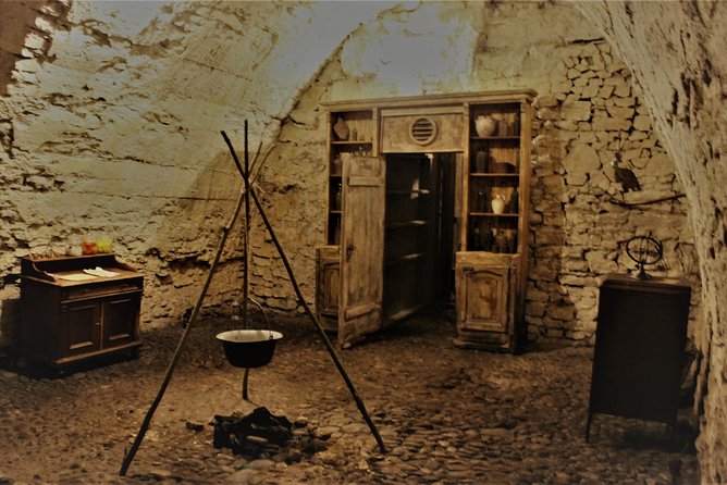 Prague Old Town, Medieval Underground and Dungeon Historical Tour - Comfort, safety, and who should skip (even if the theme sounds tempting)