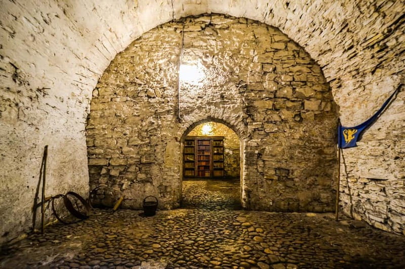 Prague: Oldtown, Medieval Underground & Dungeon History Tour - The meeting point: how to not waste the first 10 minutes