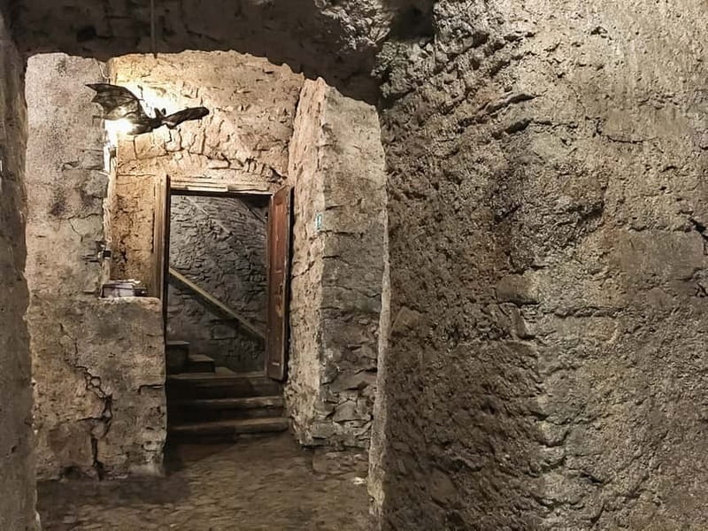 Prague: Oldtown, Medieval Underground & Dungeon History Tour - The descent: romanesque and gothic underground up to two floors down