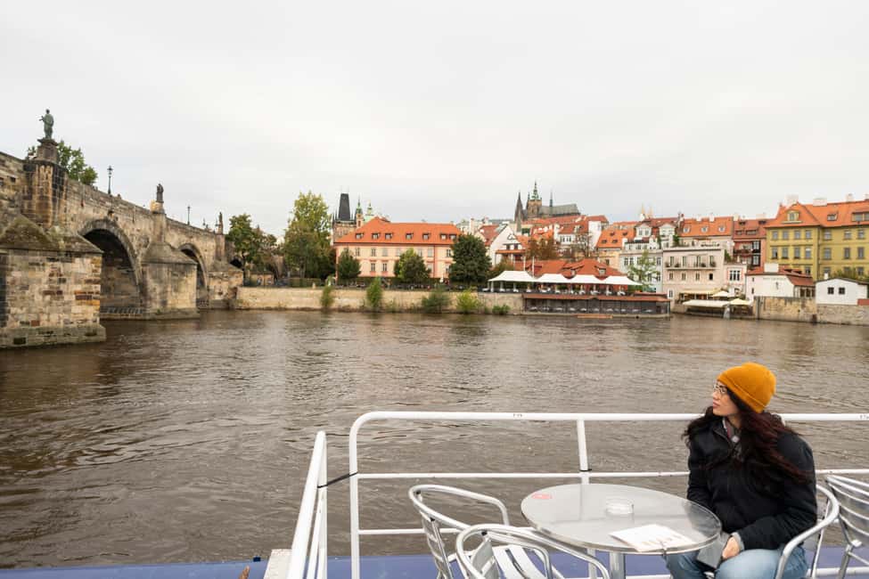 Prague: Panoramic Vltava River Cruise - Charles Bridge from the water: best moments and deck strategy