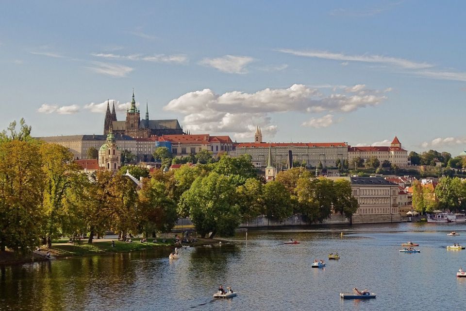 Prague: Prague Castle and Lobkowicz Palace Entry Tickets - St. Vitus Cathedral: how to handle the crowds without missing the point