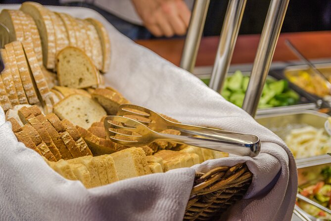 Prague: Sightseeing Boat Cruise with Buffet Dinner - Buffet dinner reality check: what’s included and how to manage expectations