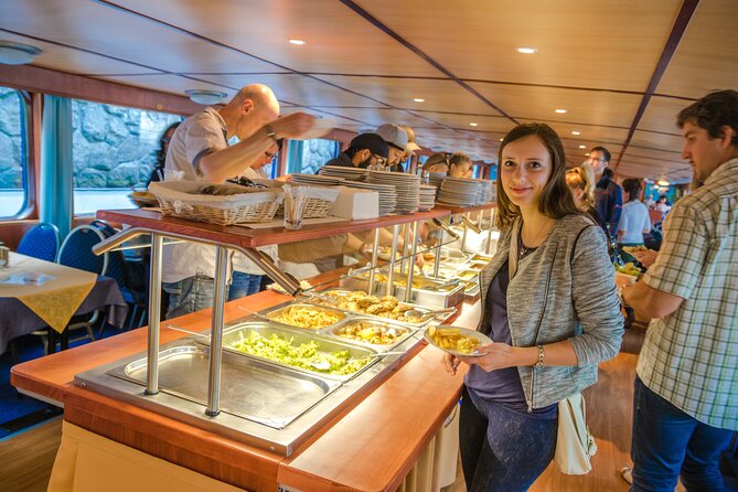 Prague: Sightseeing Boat Cruise with Buffet Dinner - Audio guide via onboard Wi-Fi: how to avoid the common setup miss