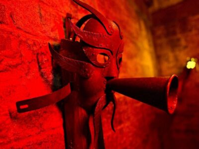Prague: Story of Prague Immersive Museum Experience - Phone app + headsets: how the digital guide works