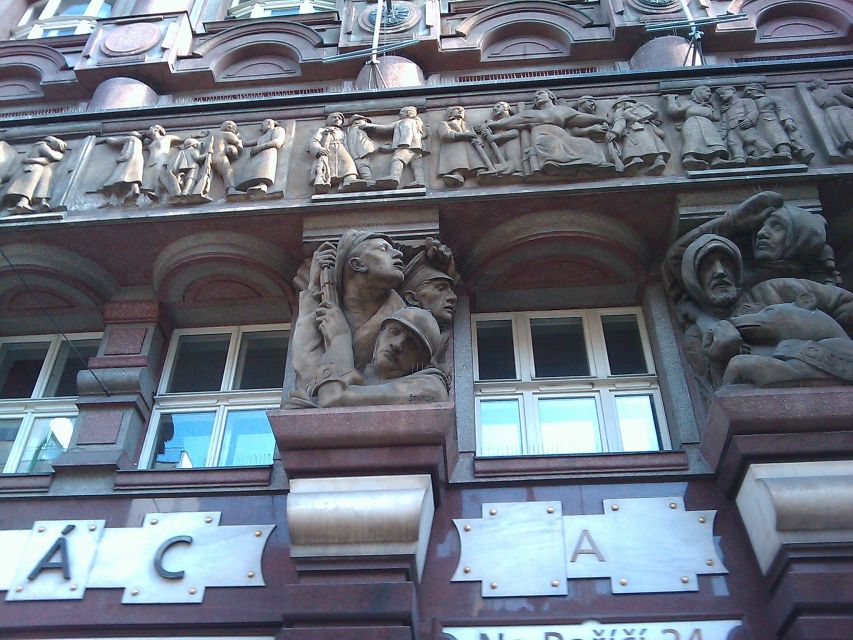Prague: Tailored Sightseeing Tour in French - Medieval monuments and Czechia history, explained in context