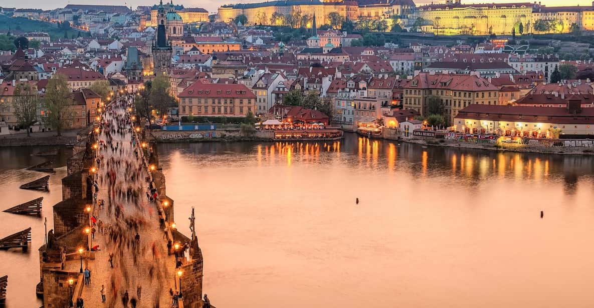 Prague : Visite insolite avec un guide journaliste français - Municipal House and Powder Tower: big landmarks with a local pace