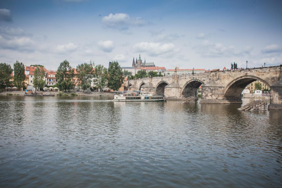 Prague: Vltava River Evening Dinner Cruise - Prague Castle and Prague Lesser Town: When the Skyline Gets Dramatic