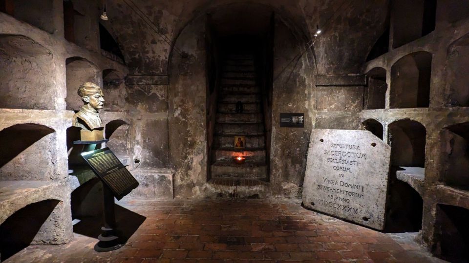 Prague: WWII Guided Tour & The Crypt of Operation Anthropoid - Walking time, slippery streets, and how to dress for rain or shine